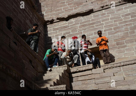 Fotografen bei toorji ka jhalra stepwell, Jodhpur, Rajasthan, Indien, Asien Stockfoto