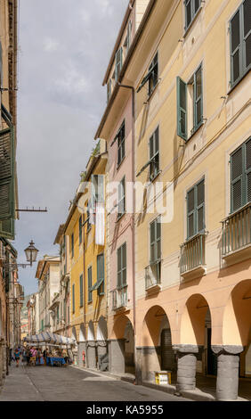 CHIAVARI, Italien - 10 September: Stadtbild mit alten traditionellen Häuser über einen überdachten Gang, geschossen auf Bric-a-brac Antiquitäten Markt Zeit auf Sep 10 Stockfoto