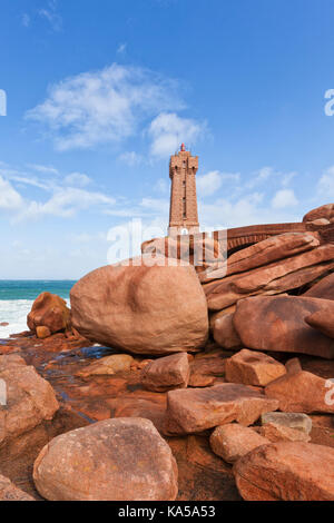 Berühmten Leuchtturm von Ploumanac'h in der Bretagne zwischen großen Granitblöcken Stockfoto