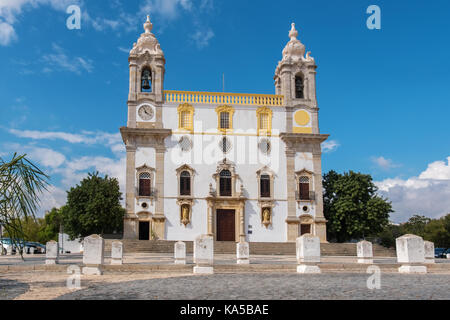 Barocke Fassade im Stil der Igreja do Carmo Kirche. Faro, Algarve, Portugal Stockfoto