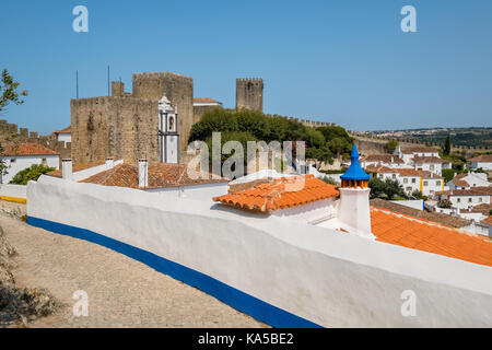Schmale Straße und Burg von Obidos. Portugal Stockfoto