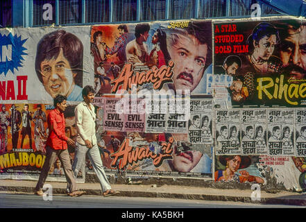 Filmposter an der Wand, hindi bollywood Filmposter, Bombay, Mumbai, Maharashtra, Indien, Asien Stockfoto