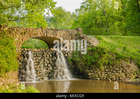 Wasserfall Brücke an reynolda Gärten in Winston - Salem, North Carolina. Stockfoto