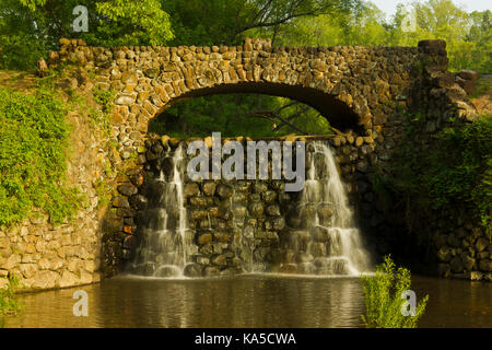 Wasserfall Fußgängerbrücke am reynolda Gärten in Winston - Salem, North Carolina Stockfoto