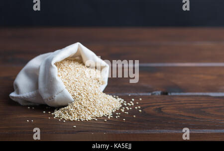 Sac von Bio Quinoa auf einem Holztisch Stockfoto