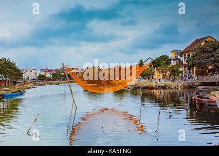 Traditionelle Boot der Fischer und Fischernetze. Hoi An, Vietnam Stockfoto