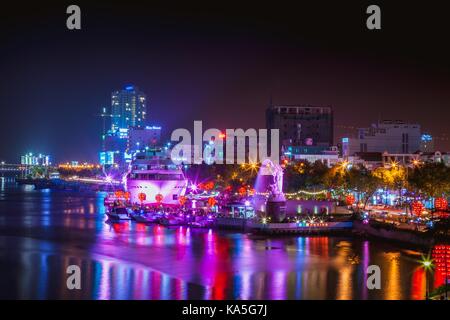 DA Nang, Vietnam - 19. MÄRZ 2017: Landschaft Nachtansicht bei Da Nang, Vietnam Stockfoto