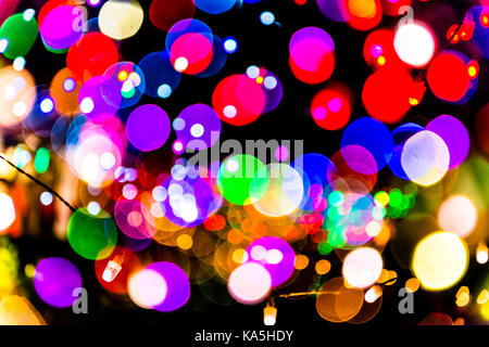 Abstrakte Punktmuster doppelbelichtungen von unscharf Lichterketten auf einem Strand in Kerala. Stockfoto