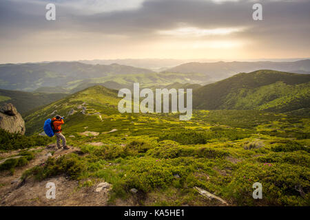 Fotograf mit Rucksack wandern in den Bergen. Stockfoto
