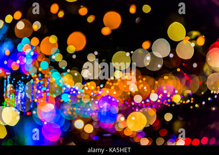 Abstrakte Punktmuster doppelbelichtungen von unscharf Lichterketten auf einem Strand in Kerala. Stockfoto