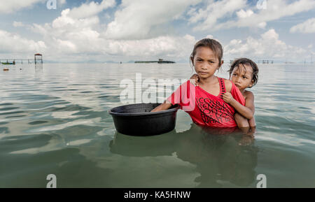 Bajau Stamm kid Fragen für Lebensmittel, Semporna, Malaysia Stockfoto