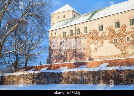 Die Burg Turku im Winter, mittelalterlichen Gebäude in der Stadt Turku in Finnland. Es wurde im späten 13. Jahrhundert und liegt an der Aura gegründet Stockfoto