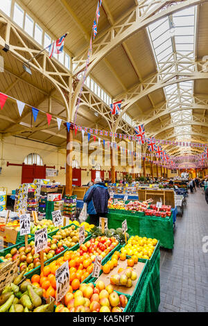 Bunten Obstständen in Barnstaple ist Pannier Market, einem historischen Innen- überdachte Markt in Barnstaple, der wichtigsten Stadt von North Devon, England Stockfoto