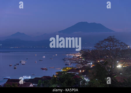 Schöne Aussicht vom Panorama auf der Insel Nusa Lembongan über Jungut Batu Beach und das Rumoren Vulkan Agung auf Bali Indonesien Stockfoto