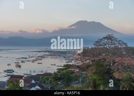 Schöne Aussicht vom Panorama auf der Insel Nusa Lembongan über Jungut Batu Beach und das Rumoren Vulkan Agung auf Bali Indonesien Stockfoto