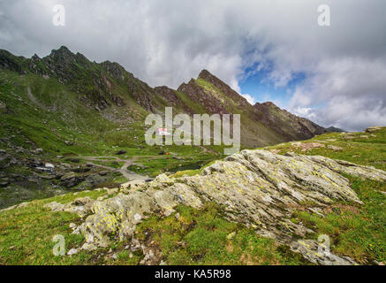 Berglandschaft. Felsen im Vordergrund. Die rumänischen Karpaten. Stockfoto