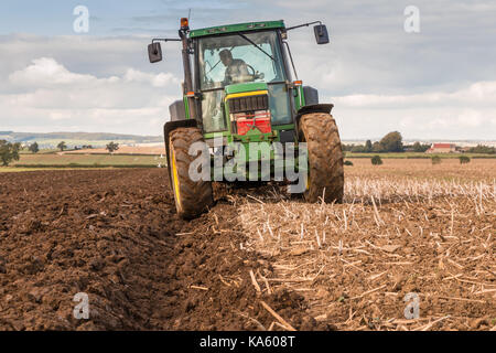 Großbritannien Landwirtschaft, Pflügen bei Foxberry Farm, Caldwell, North Yorkshire, Großbritannien, September 2017 Stockfoto