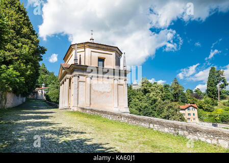 Sacro Monte di Varese (Santa Maria del Monte), Italien. Die Via Sacra führt das Dorf zu mittelalterlichen, mit der zweiten Kapelle. Im Hintergrund der Dritten ein Stockfoto