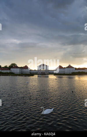 Dramatische Szenerie der post Sturm Sonnenuntergang von Schloss Nymphenburg in München Deutschland. Stockfoto