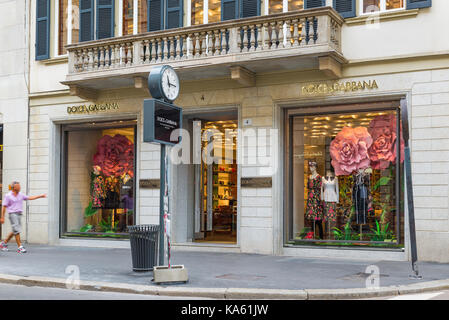 Mailand, Italien - 10 August 2017: Via Montenapoleone, mit vielen berühmten Geschäften. Dolce&Gabbana Shop. Konzept von Luxus, Shopping und hergestellt in Italien Stockfoto