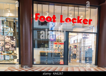 Mailand, Italien - 10 August 2017: Foot Locker Stores in Corso Vittorio Emanuele II in der Nähe der Piazza Duomo, Sportswear und Schuhe Einzelhändler. Konzept der shopp Stockfoto