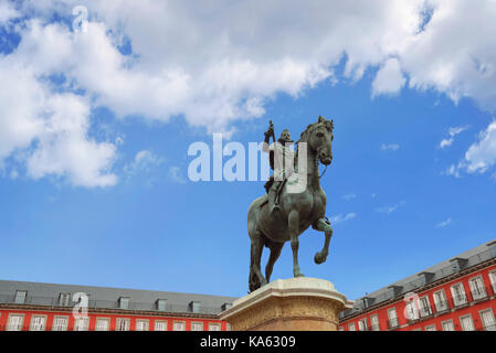 Blick auf die Statue des Königs Philips III auf der Plaza Mayor in Madrid, Spanien Stockfoto