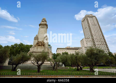 Anzeigen von Miguel de Cervantes Denkmal auf der Plaza de España in Madrid, Spanien. Stockfoto