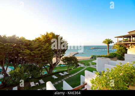 Schönen sunshine Aussicht auf den Strand vom Hotel in Sesimbra, Portugal Stockfoto