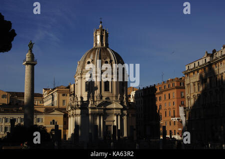 Italien. Rom. Santa Maria di Loreto Kirche (16. Jahrhundert), entworfen von Antonio da Sangallo dem Jüngeren und Trajan Spalte (2. Jh. nach Chr.). Forum des Trajan. Stockfoto