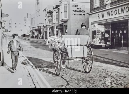 Mann im Hund Warenkorb im Cosham High Street 1981 Stockfoto