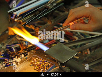 Glasmacher beim Schmelzen und formen Sie das Glas mit einem sehr hohen Temperatur Flamme Stockfoto