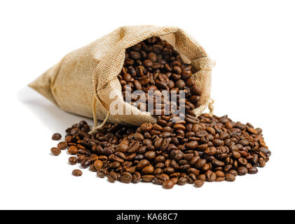 Kaffeebohnen in Jute sack auf weißem Hintergrund Stockfoto