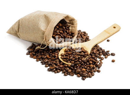 Kaffeebohnen in Jute Sack mit Holzlöffel auf weißem Hintergrund Stockfoto