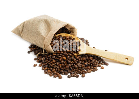 Kaffeebohnen in Jute Sack mit Holzlöffel auf weißem Hintergrund Stockfoto