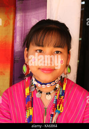 Closeup Porträt der jungen Frau Akha heidnischen Stamm. Stockfoto