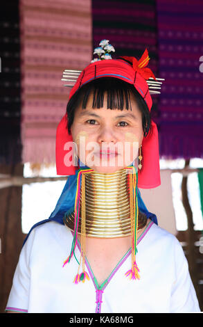 Closeup Portrait von Frau heidnischen Stamm Karen (padaung) langen Hals mit Ringen am Hals in Thailand. Stockfoto