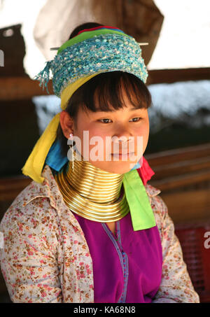 Closeup Portrait von Frau heidnischen Stamm Karen (padaung) langen Hals mit Ringen am Hals in Thailand. Stockfoto