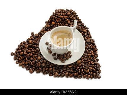 Kaffeebohnen Herz Form und Tasse Espresso auf weißem Hintergrund Stockfoto