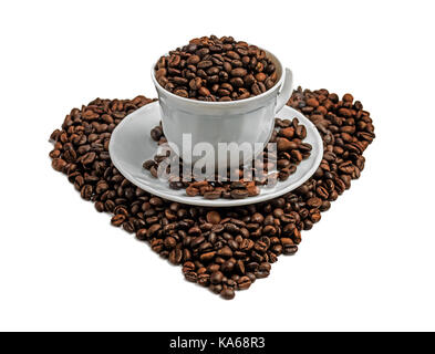 Kaffeebohnen Herz Form und Schale auf weißem Hintergrund Stockfoto