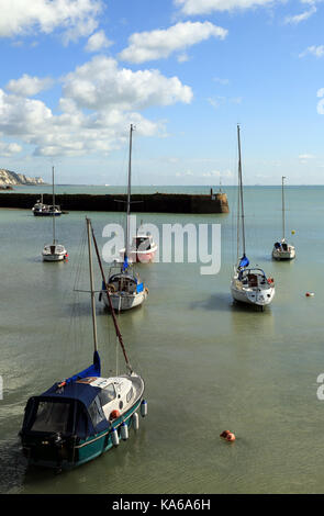 Segelboote im äußeren Hafen, Folkestone, Folkestone, Kent, England, Vereinigtes Königreich Stockfoto