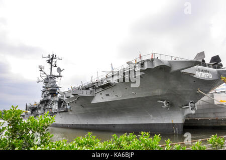 USS Intrepid dauerhaft angedockt am Pier 86, eine große Attraktion der United States Navy Air und Space Museum, Manhattan, New York City, USA. Stockfoto