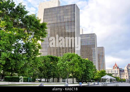 Staatliche Gebäude flankieren den Gouverneur Nelson A. Rockefeller Empire State Plaza in der Innenstadt von Albany, New York, USA. Stockfoto