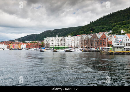 BERGEN,NORWEGEN,29-07-2017: Die berühmte Stadt bergen mit Häusern auf den Hügeln und Touristen zu Fuß in der Straße für Shopping und die Fischmarke gebaut Stockfoto