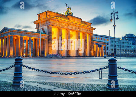 Brandenburger Tor bei Dämmerung Stockfoto