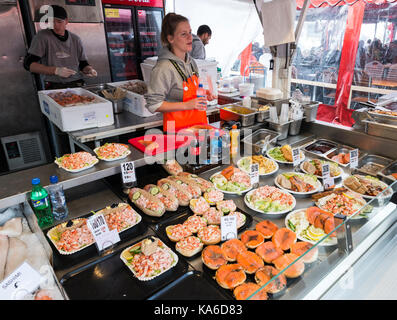 BERGEN,NORWEGEN,29-07-2017: Unidentied Menschen verkaufen verschiedene Meeresfrüchte in den Regalen des Fischmarktes in Bergen, Bergen ist berühmt für seine Meeresfrüchte und f Stockfoto