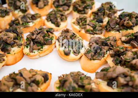 Bruschetta Nahaufnahme mit gebratenen Pilzen Stockfoto