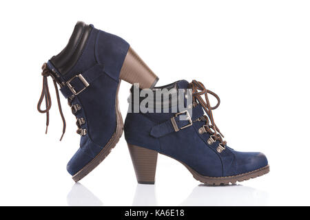 Marine Blau Ankle Boots mit stückigen Fersen, auf weißem Hintergrund Stockfoto