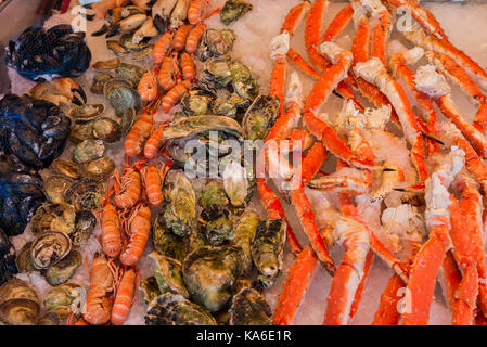 Verschiedene Meeresfrüchte in den Regalen der Fischmarkt in Norwegen, Bergen Stockfoto