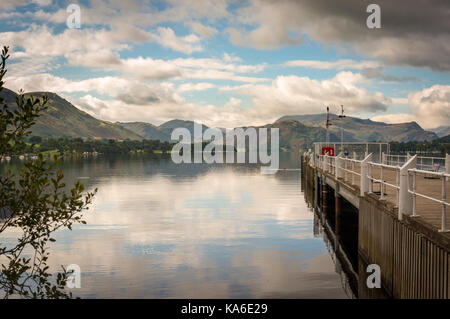 Auf der Suche Pooley Bridge Pier auf Ullswater in Richtung der Lakeland Fells darüber hinaus. Stockfoto