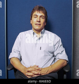 John Inverdale fotografiert bei der BBC Five Live Studio BBC Television Centre in London am 6. Dezember 2003 fotografiert. Stockfoto